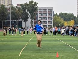 亚洲杯官方社媒发布王钰栋个人海报：青年军的旗帜，飘扬在前哨 今晚7点…